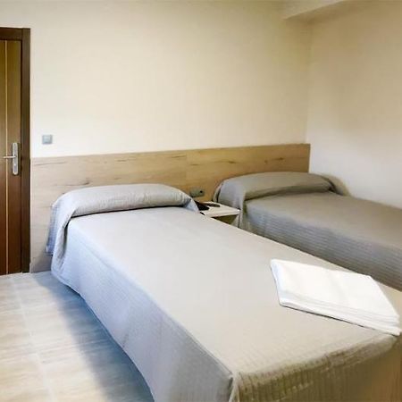 Hostal Restaurante Cuatro Caminos Cubillos del Sil Ngoại thất bức ảnh