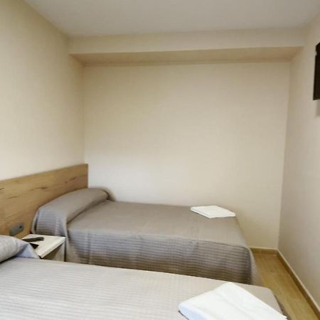 Hostal Restaurante Cuatro Caminos Cubillos del Sil Ngoại thất bức ảnh