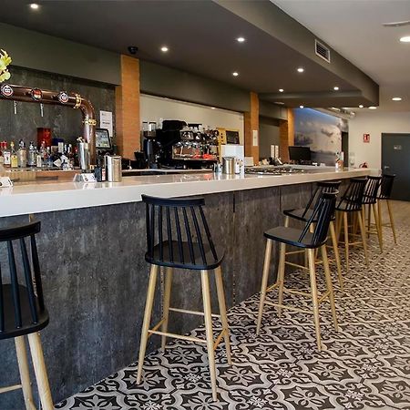 Hostal Restaurante Cuatro Caminos Cubillos del Sil Ngoại thất bức ảnh