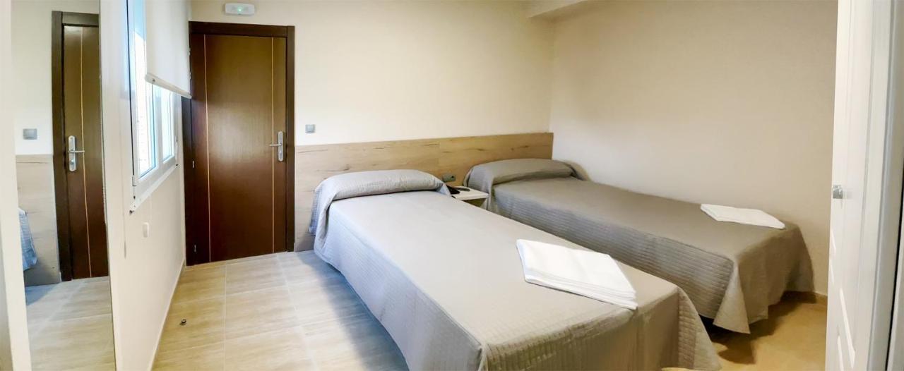 Hostal Restaurante Cuatro Caminos Cubillos del Sil Ngoại thất bức ảnh