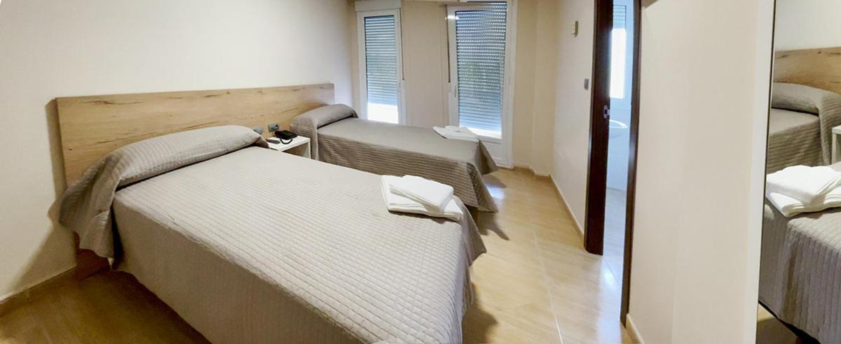 Hostal Restaurante Cuatro Caminos Cubillos del Sil Ngoại thất bức ảnh