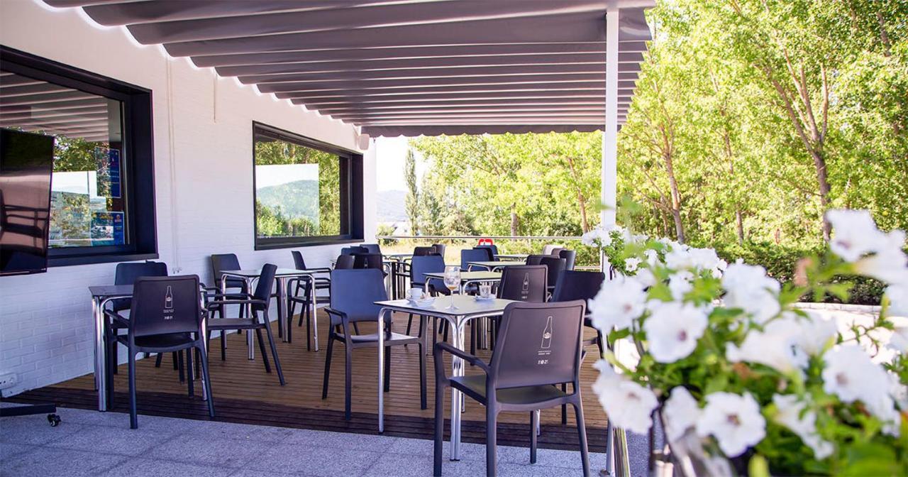 Hostal Restaurante Cuatro Caminos Cubillos del Sil Ngoại thất bức ảnh